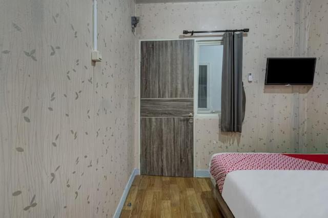 Super Oyo Capital O 3198 Sukomanunggal Inn Surabaya Exterior photo